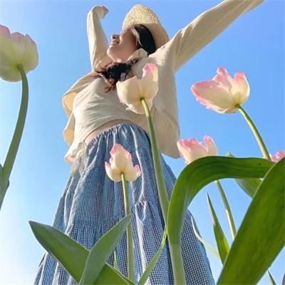 与一位女士合影